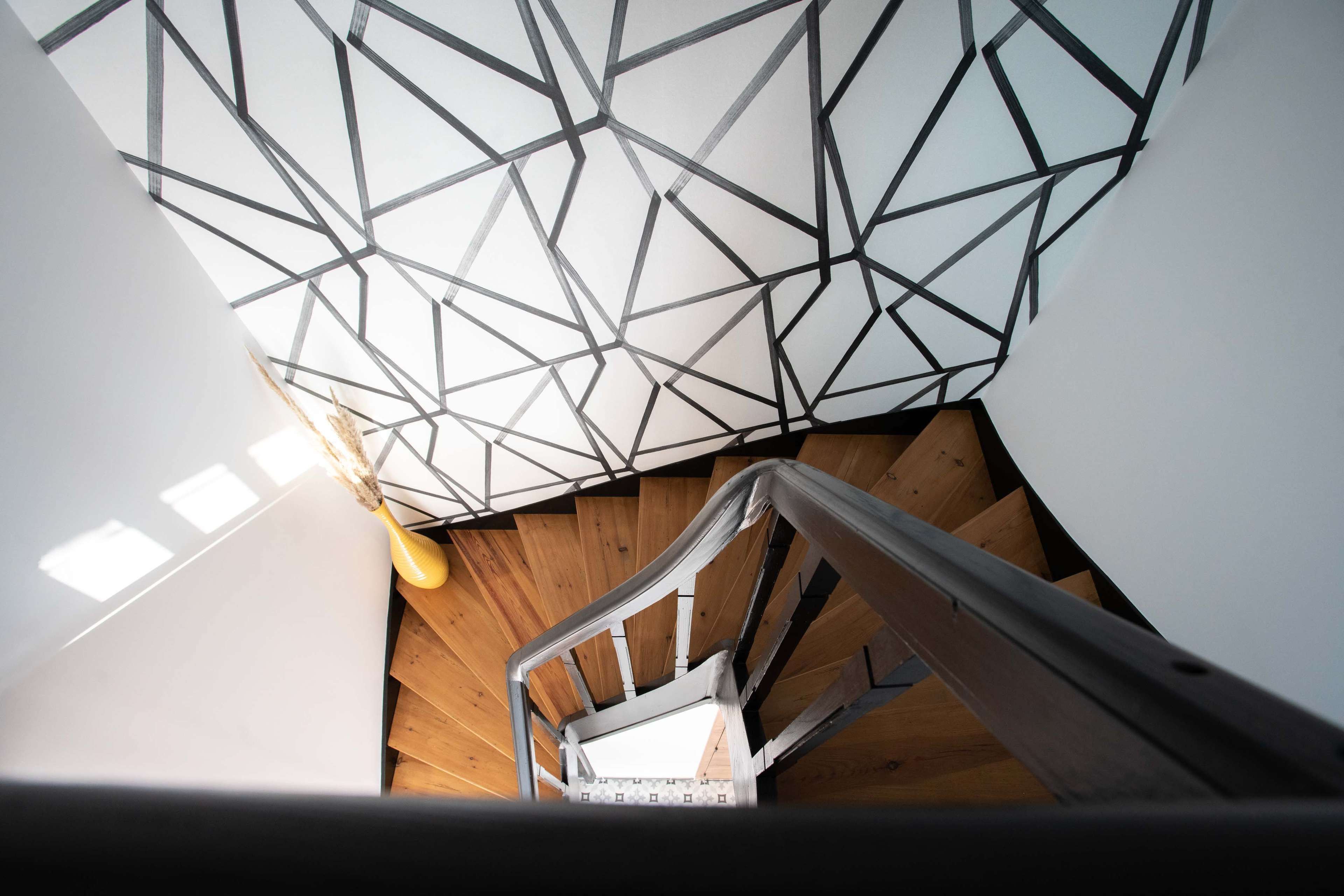 Escalier et palier rénovés, ambiance moderne et graphique